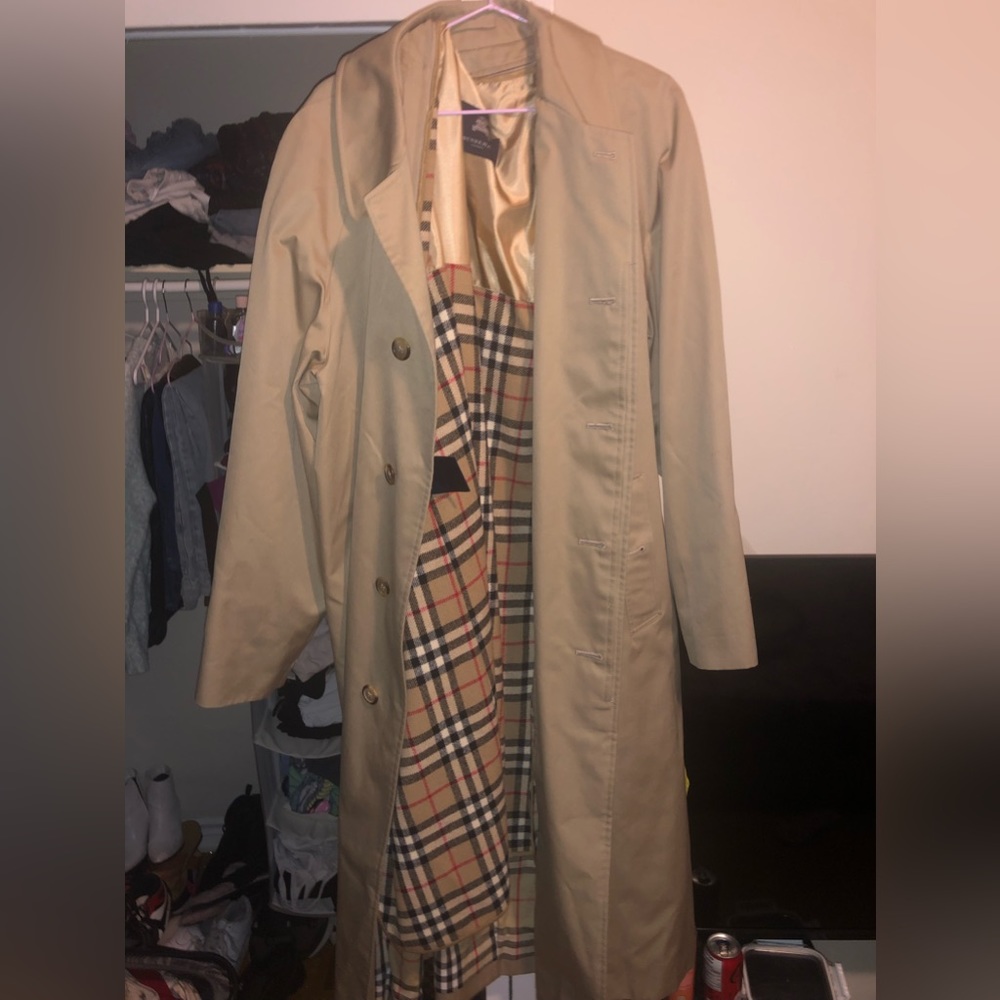 Burberry coat like new, I only use once. Inside have a removable vest - Picture 3 of 5